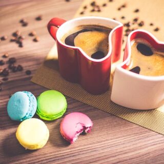 お菓子の過剰在庫が発生する理由とは？販売チャンネルや買取・販売時の注意点も紹介